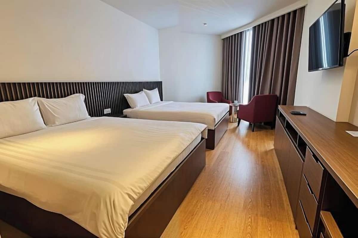 2 bedrooms, free minibar items, in-room safe, desk
