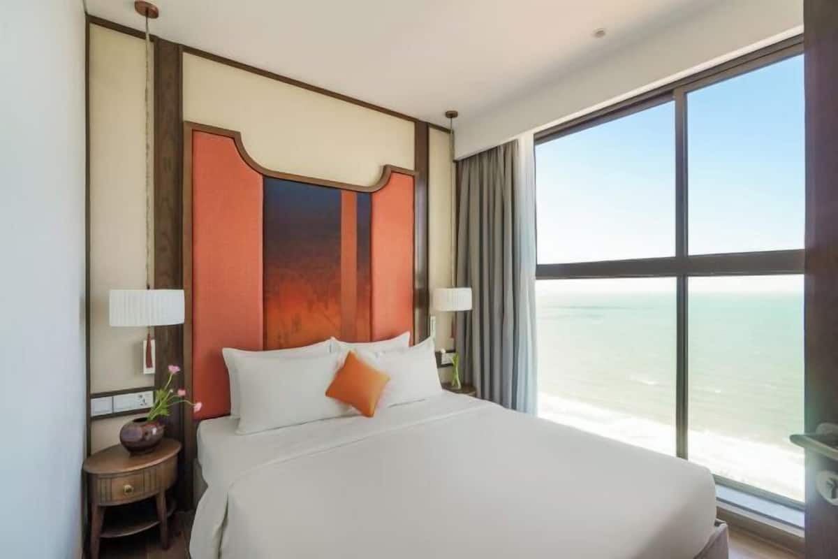 2 bedrooms, free minibar items, in-room safe, desk