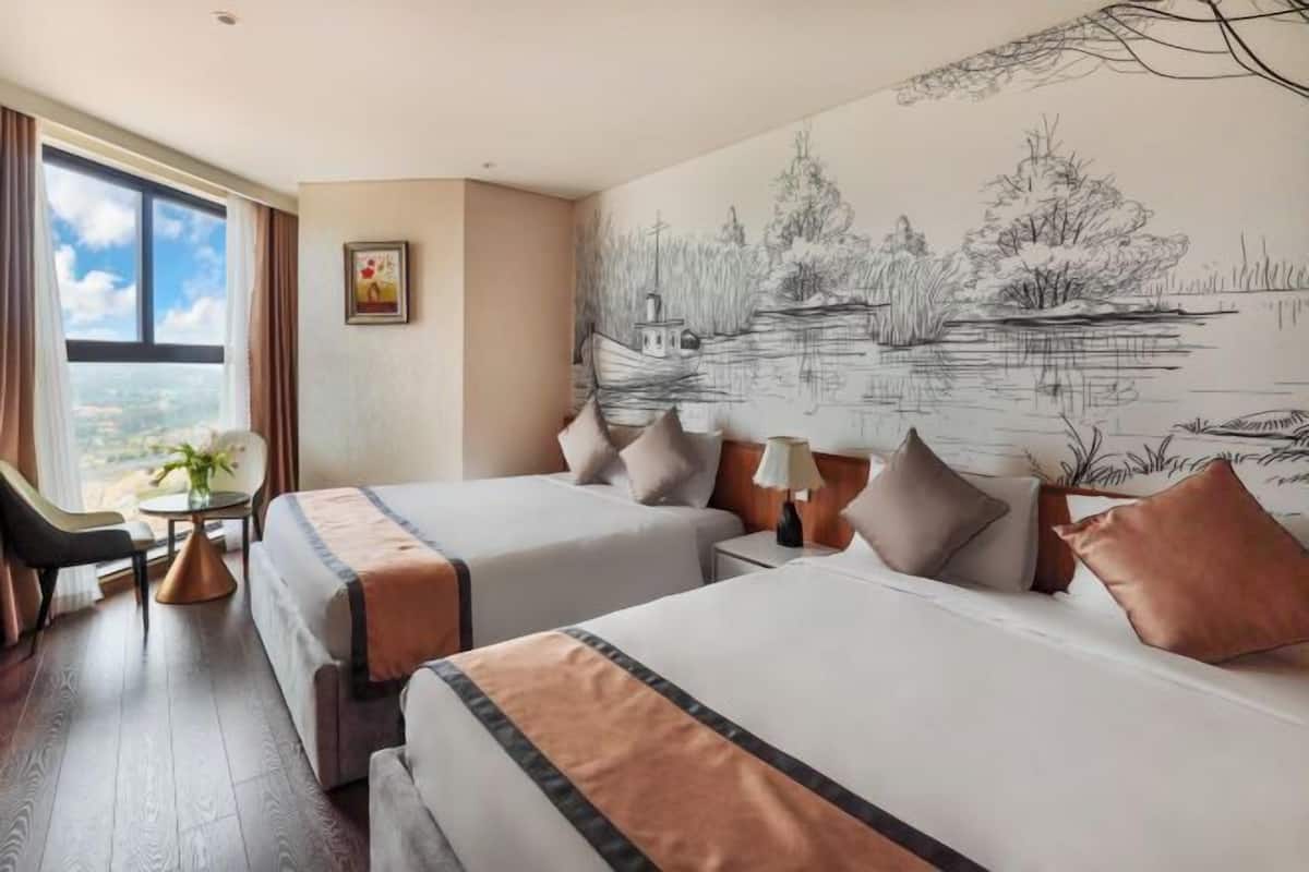 2 bedrooms, free minibar items, in-room safe, desk