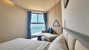Eenvoudige studio, uitzicht op zee | Een minibar met enkele gratis items, een kluis op de kamer, een bureau