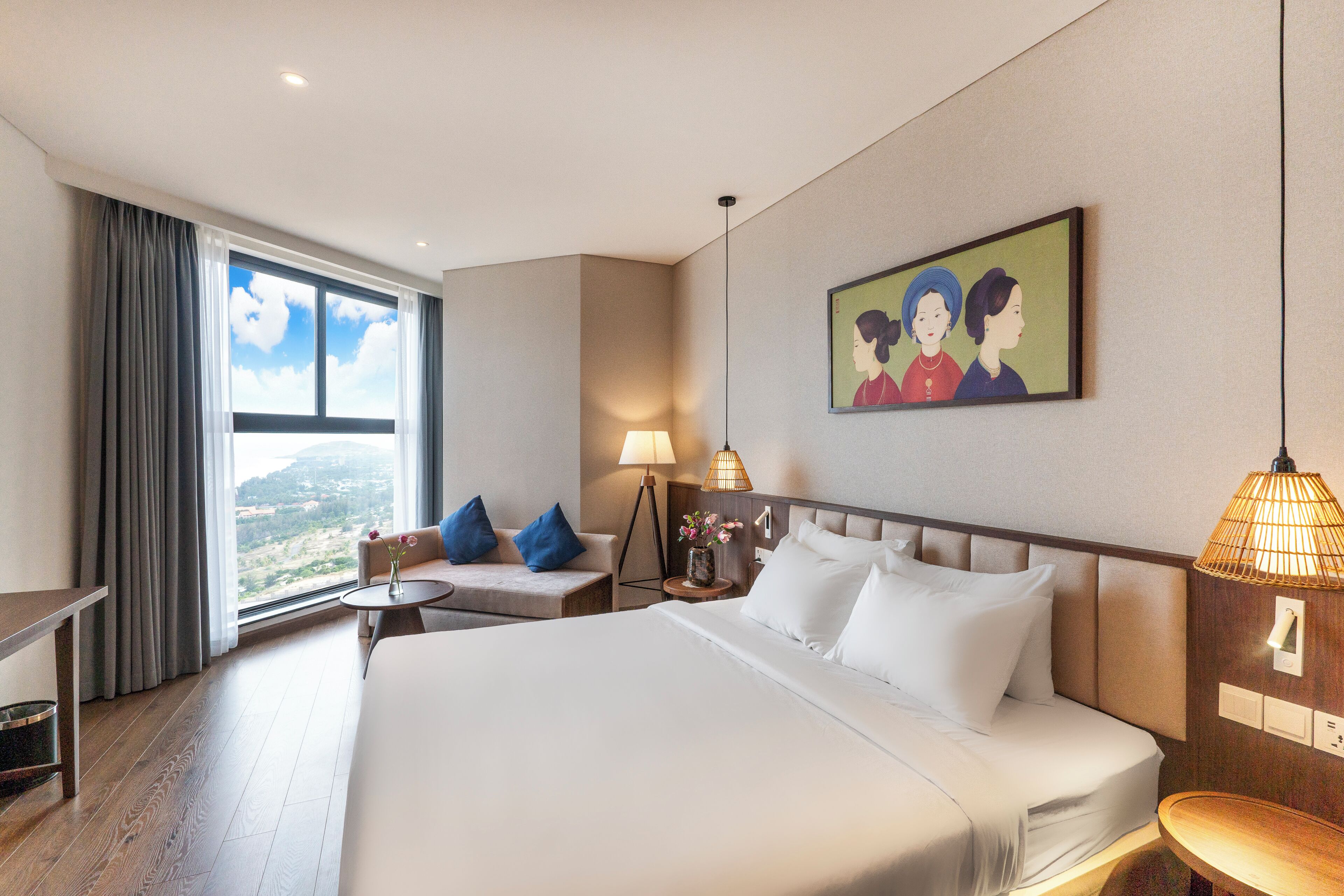 Estudio empresarial, vista al jardín | Artículos del minibar gratis y caja de seguridad en la habitación 