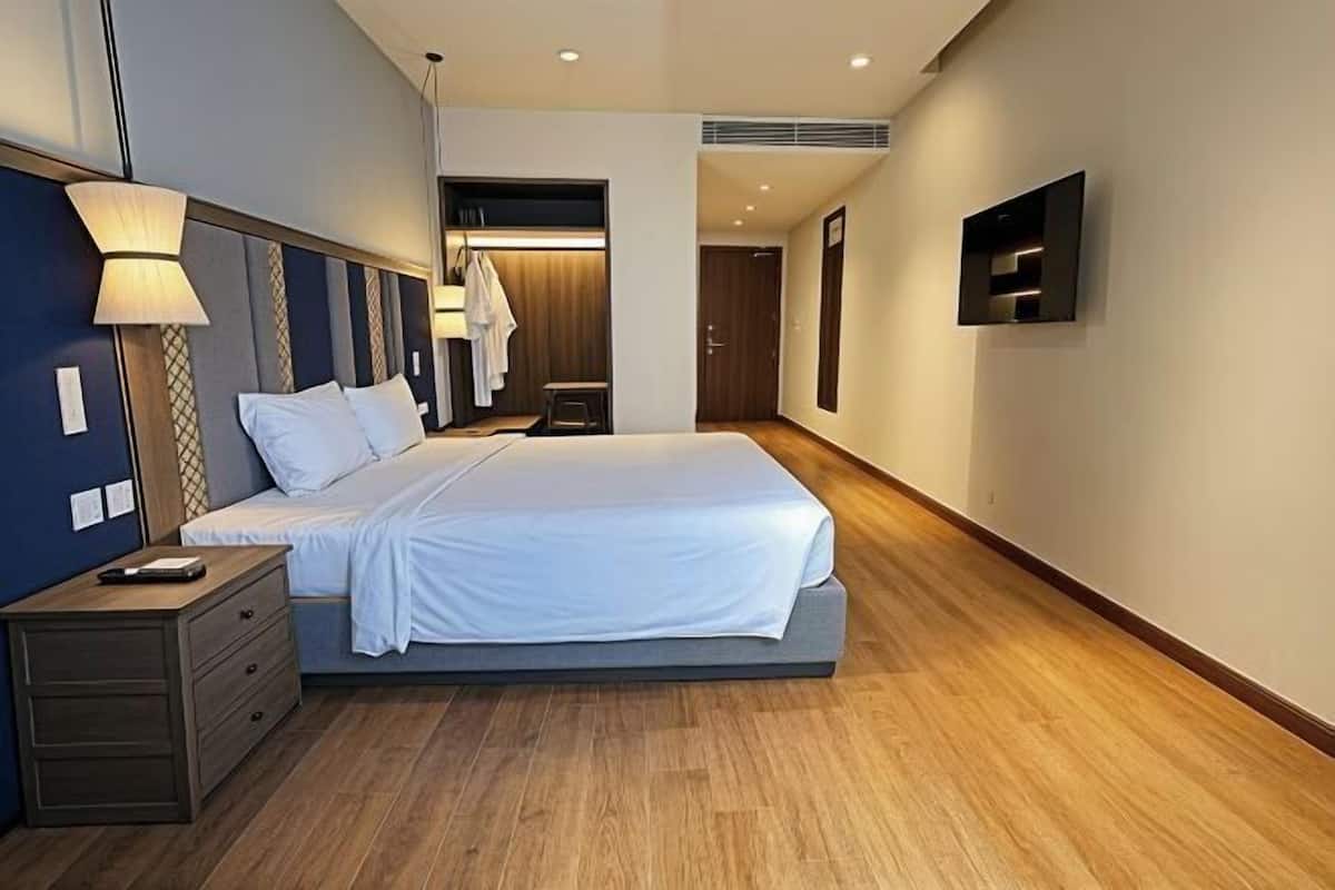 2 bedrooms, free minibar items, in-room safe, desk