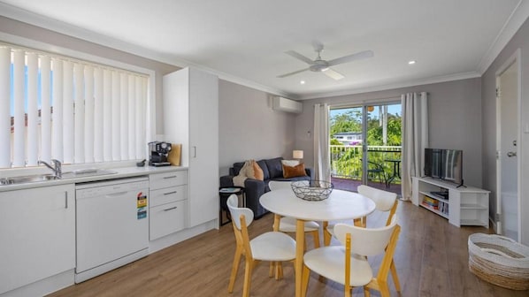 Smart TV - Waterways - close to beach and river (North Haven)