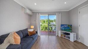 Smart TV - Waterways - close to beach and river (North Haven)