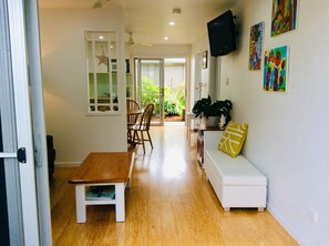 Smart TV, DVD player, books, music library - Kurra Garden -Studio
 (On Currarong Main Beach) (Currarong)