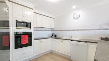 Kylskåp, mikrovågsugn, spishäll och diskmaskin