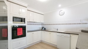 Réfrigérateur, micro-ondes, plaque de cuisson, lave-vaisselle