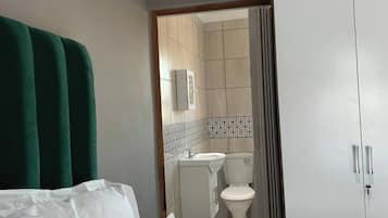 Room, 1 Bedroom, Balcony, City View | Bathroom