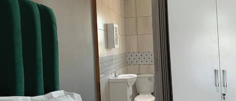 Room, 1 Bedroom, Balcony, City View | Bathroom