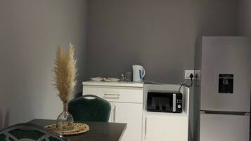 Room, 1 Bedroom, Balcony, City View | Interior