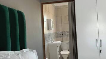 Room, 1 Bedroom, Balcony, City View | Bathroom