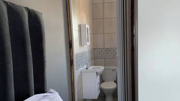 Room, 1 Bedroom, Balcony, City View | Bathroom amenities