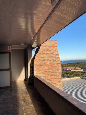 Chambre, 1 chambre, balcon, vue ville | Enceinte de l’hébergement