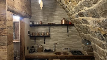 Refrigerador, parrilla de estufa y tetera eléctrica
