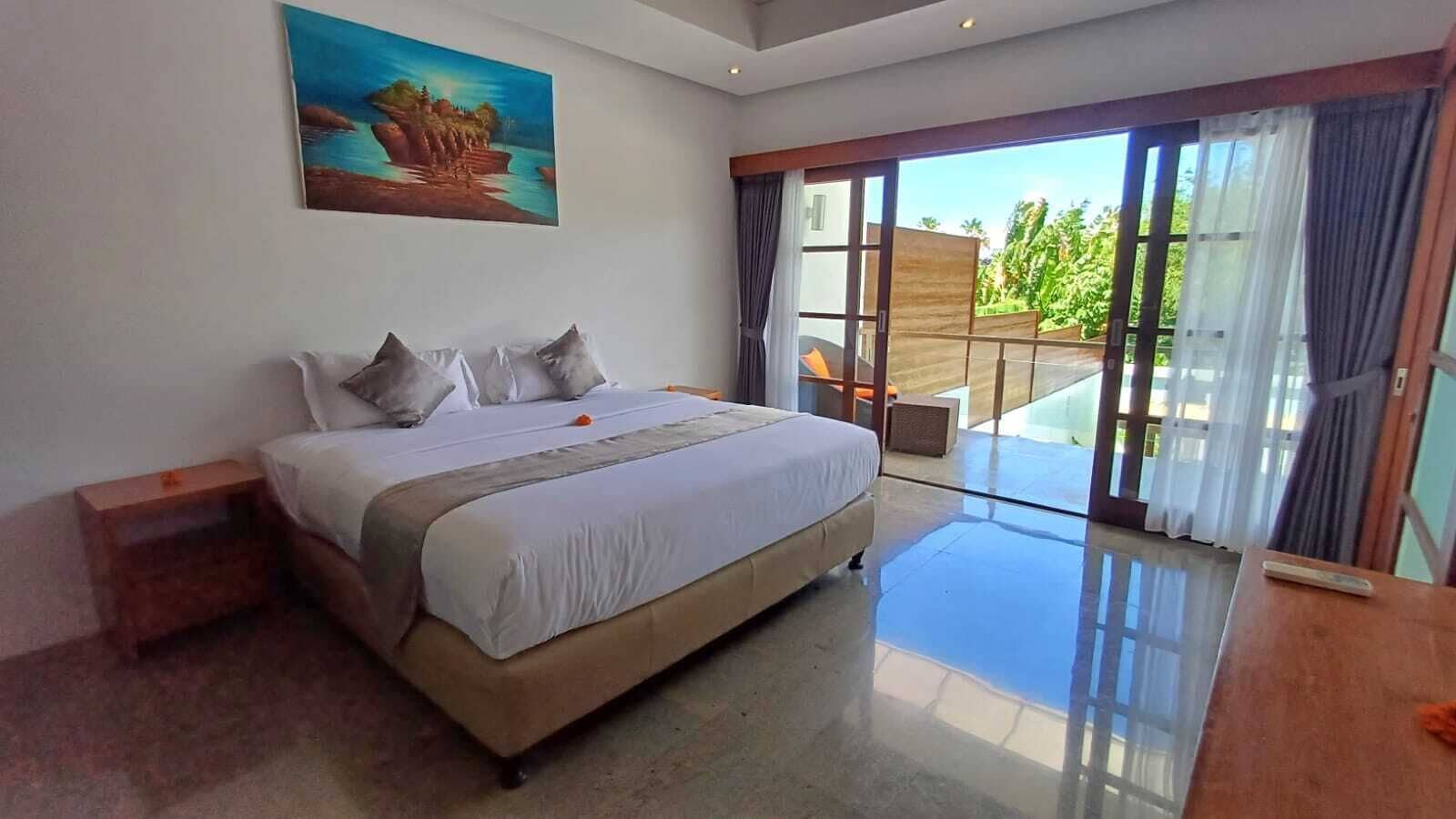 Luxe villa, balkon, uitzicht op zwembad | 3 slaapkamers, een kluis op de kamer, een strijkplank/strijkijzer