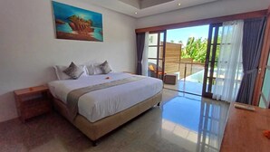 Un dormitorio moderno con una cama grande, un cuadro en la pared y un ventanal corredero que da a un balcón.