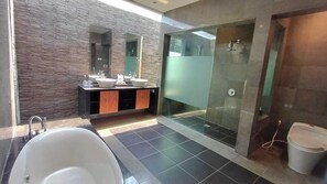 Luxury Villa, Balcony, Pool View | Bathroom | Separate tub and shower, slippers, towels, soap - Villa Isabella (Seminyak)