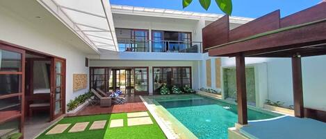 Útilaug, sólstólar