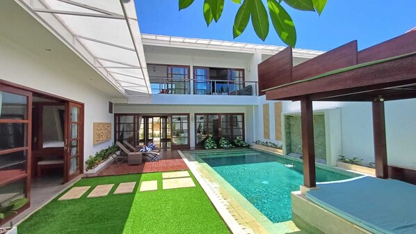 Outdoor pool, pool loungers - Villa Isabella (Seminyak)