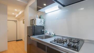 Comfort Double Room | Private kitchen | Fridge, microwave, stovetop, cookware/dishes/utensils