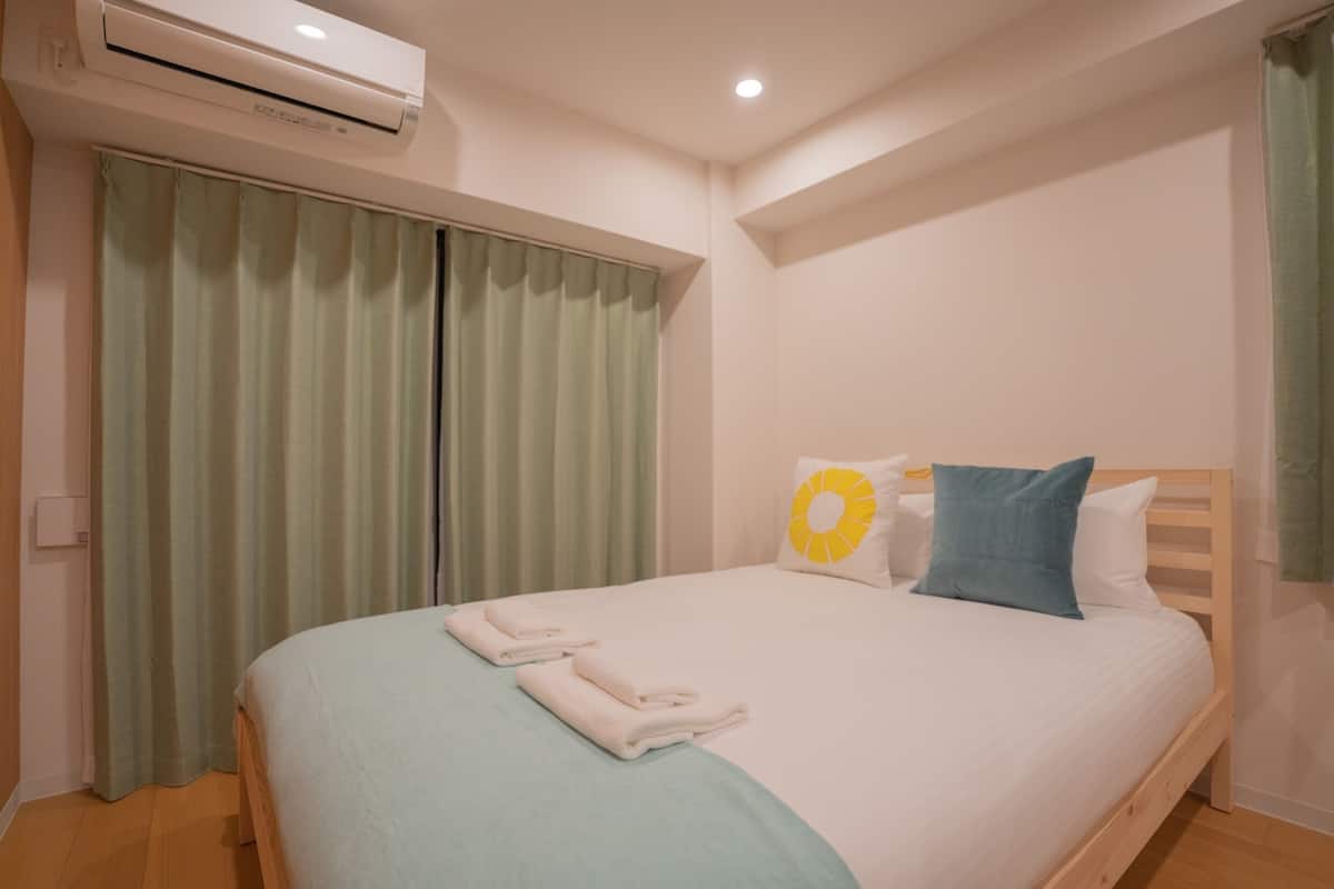 Quarto triplo com design assinado | Cortinas blackout, quartos à prova de som, Wi-Fi de cortesia