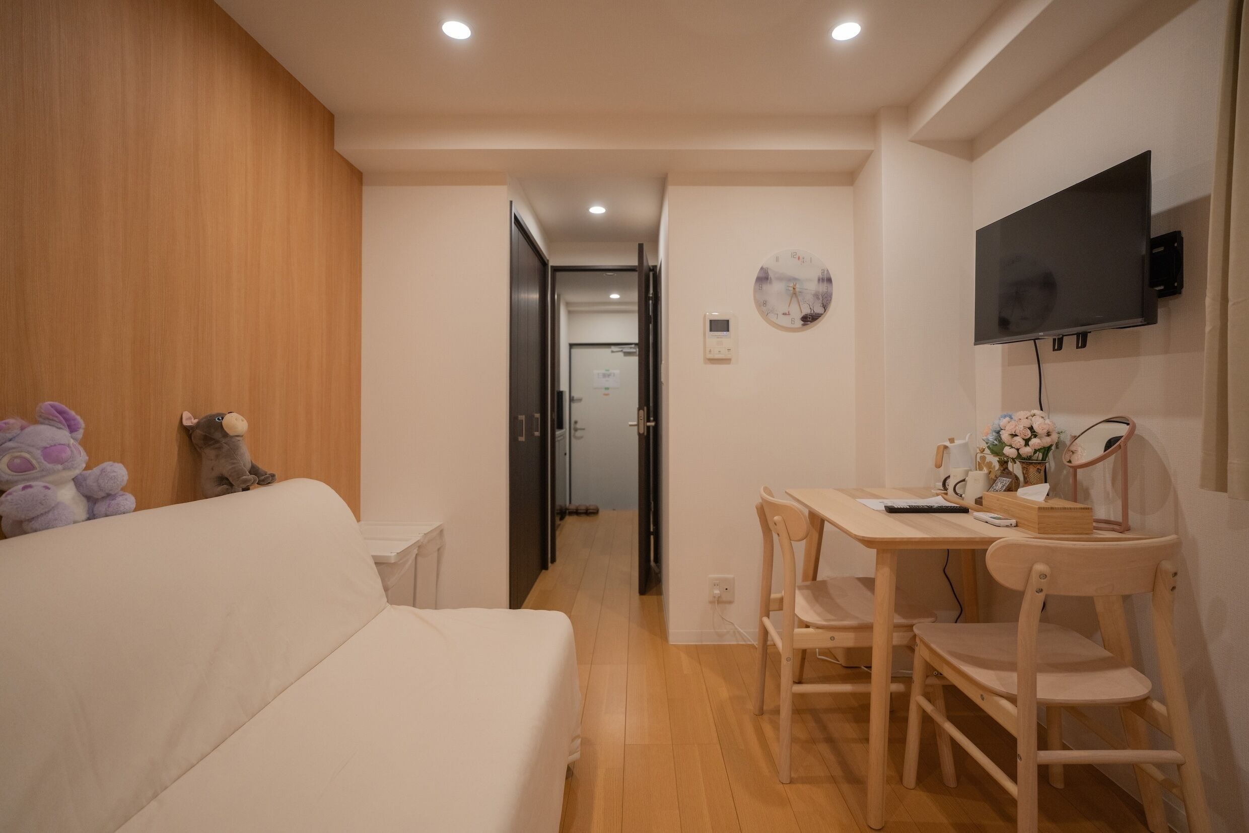 슈피리어 트리플룸 | 거실 공간 | 케이블 채널 시청이 가능한 43인치 TV