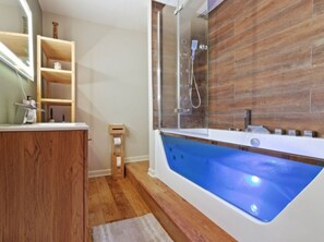 Jetted bath, hair dryer, bidet, towels - 
Airport Oasis Cottage (Atlanta)