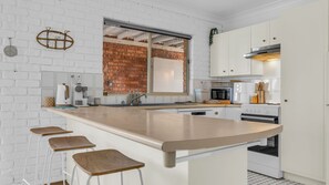 Private kitchen - Riverview Units - Wapengo St 5 Unit 3 (Bermagui)