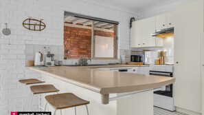 Een koelkast, een microgolfoven, een oven, een vaatwasser