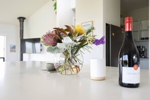 House | 3 bedrooms, desk - Modern Coastal Escape Pet Friendly With Fireplace (Kilcunda)