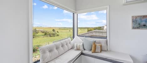 House | 3 bedrooms, desk