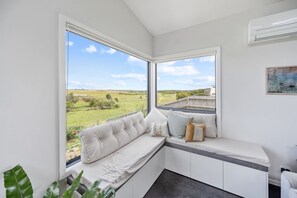 House | 3 bedrooms, desk