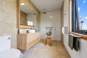 House | 3 bedrooms, desk