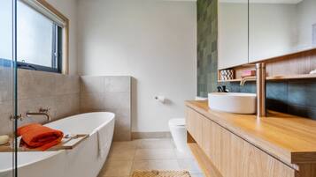 House | 3 bedrooms, desk