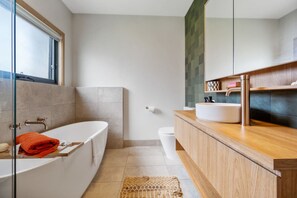 House | 3 bedrooms, desk