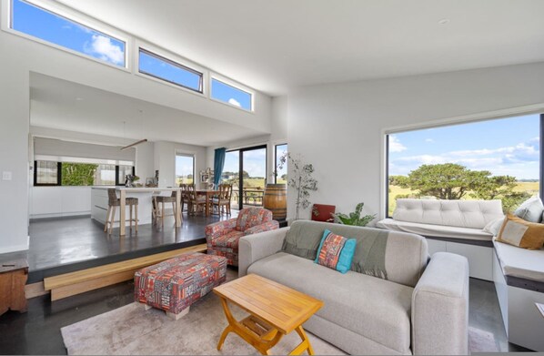 House | 3 bedrooms, desk