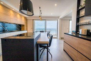 Kjøleskap, mikrobølgeovn, ovn og oppvaskmaskin