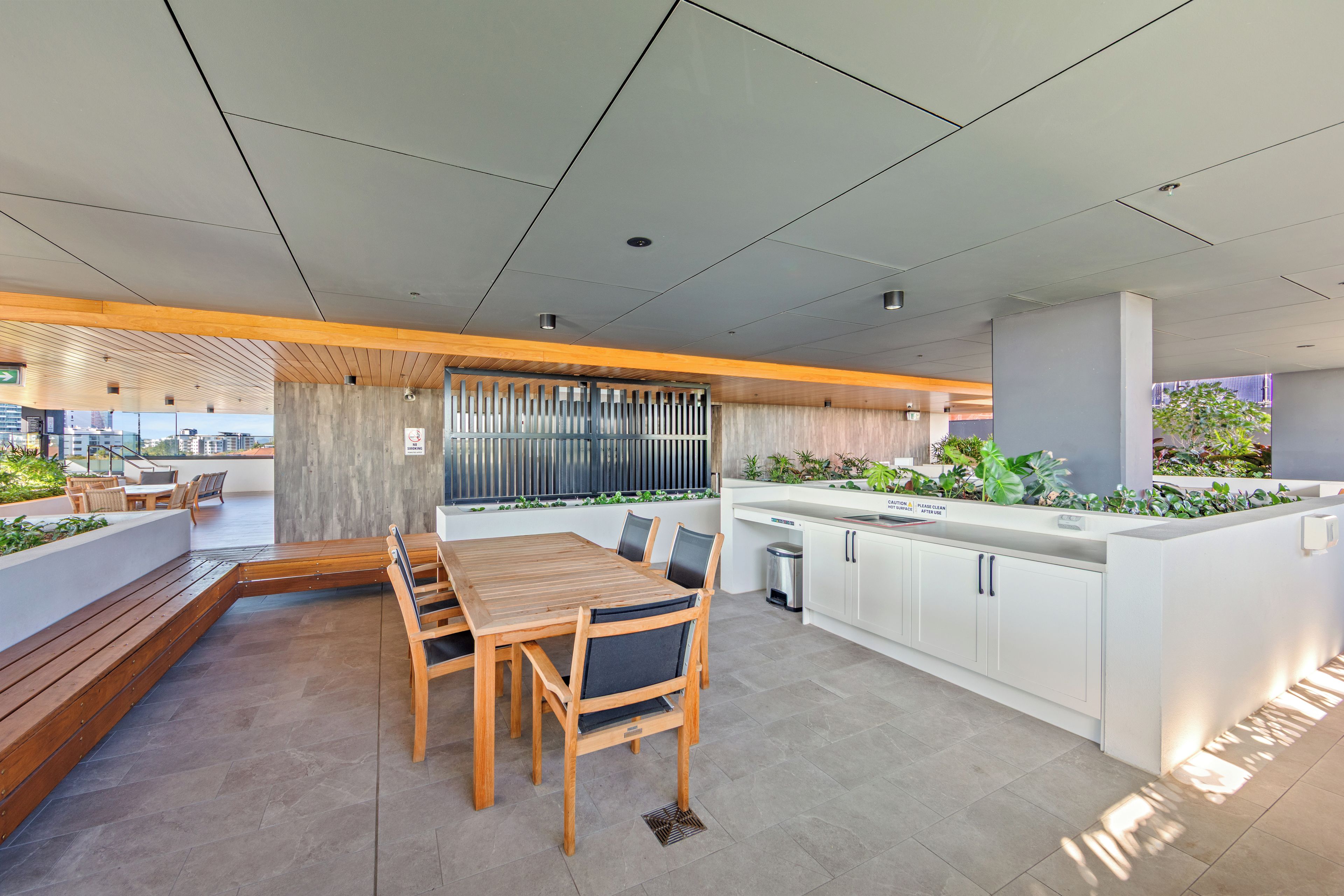 Una cocina moderna con comedor, muebles de madera y vistas a la ciudad.