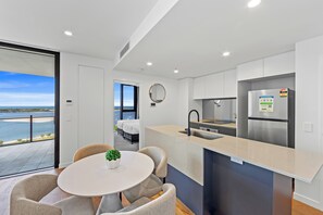 Apartamento, 2 habitaciones, balcón, mirando al mar | Zona de estar | Smart TV de 50 pulgadas con canales digitales