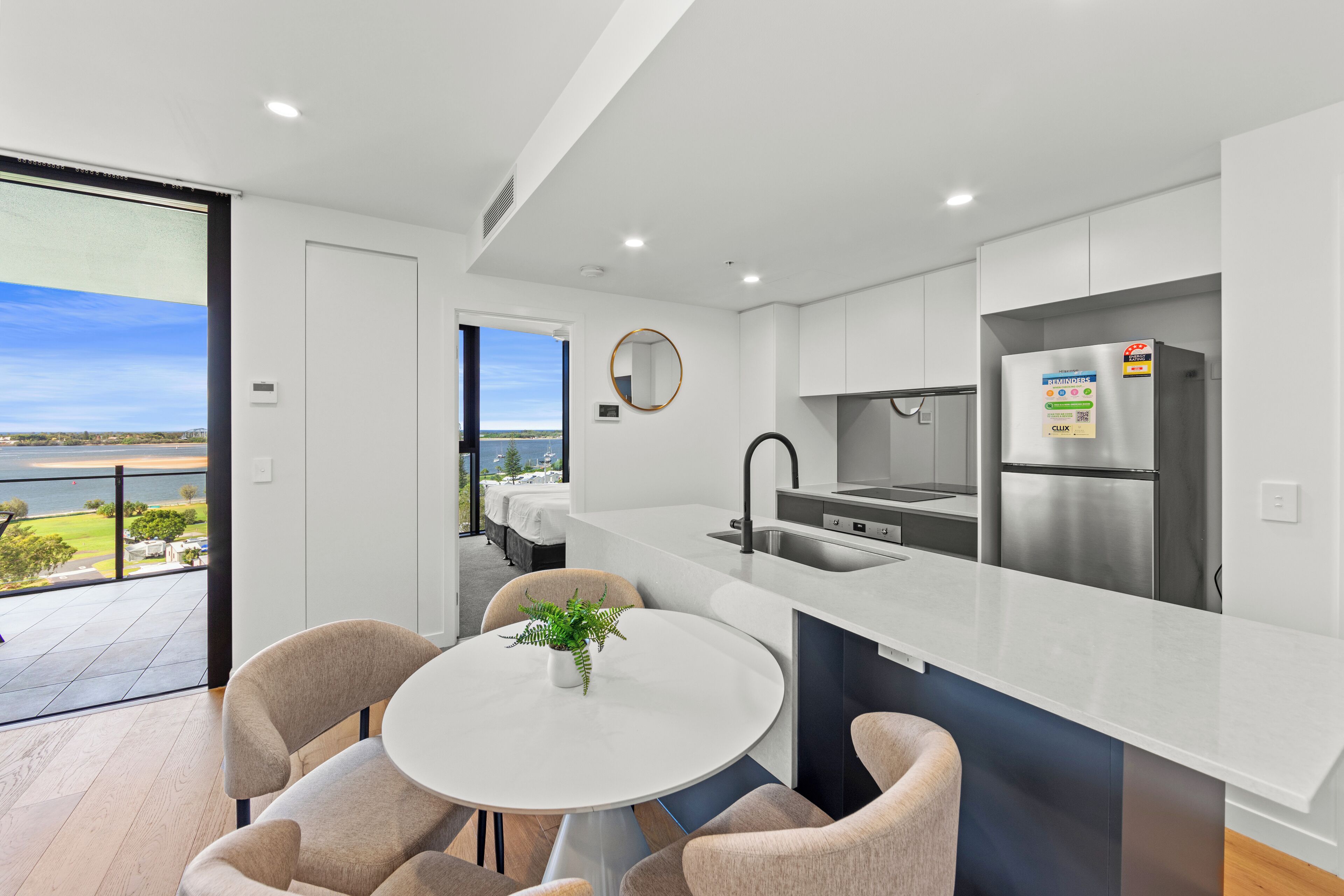 Full-sized fridge, microwave, oven, stovetop