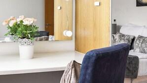 A room with a vanity, mirror, and lights. There is a potted plant on the vanity. - Penthouse With Views Across London (London)