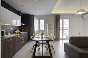 Microwave, coffee/tea maker, cookware/dishes/utensils - 3bdr Apartment in the Heart of Athens (Athens)
