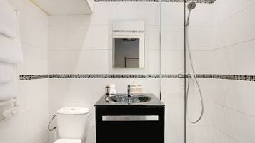 Douche, sèche-cheveux, serviettes fournies