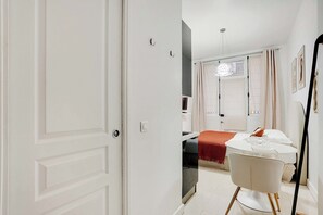 Desk, iron/ironing board, free WiFi, bed sheets - Charming Studio - 2P - Canal Saint-Martin/Républiq (Paris)