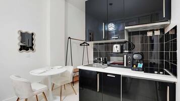 Réfrigérateur, micro-ondes, plaque de cuisson, cafetière/bouilloire