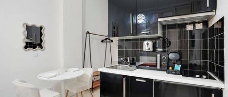 Kühlschrank, Mikrowelle, Herdplatte, Wasserkocher mit Kaffee-/Teezubehör