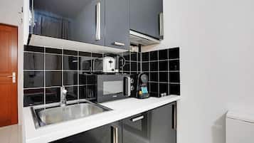 Réfrigérateur, micro-ondes, plaque de cuisson, cafetière/bouilloire