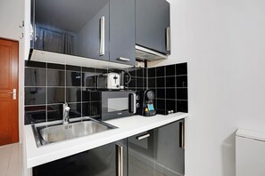 Fridge, microwave, stovetop, coffee/tea maker - Charming Studio - 2P - Canal Saint-Martin/Républiq (Paris)