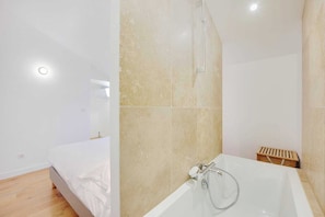 Dusche, Haartrockner, Handtücher