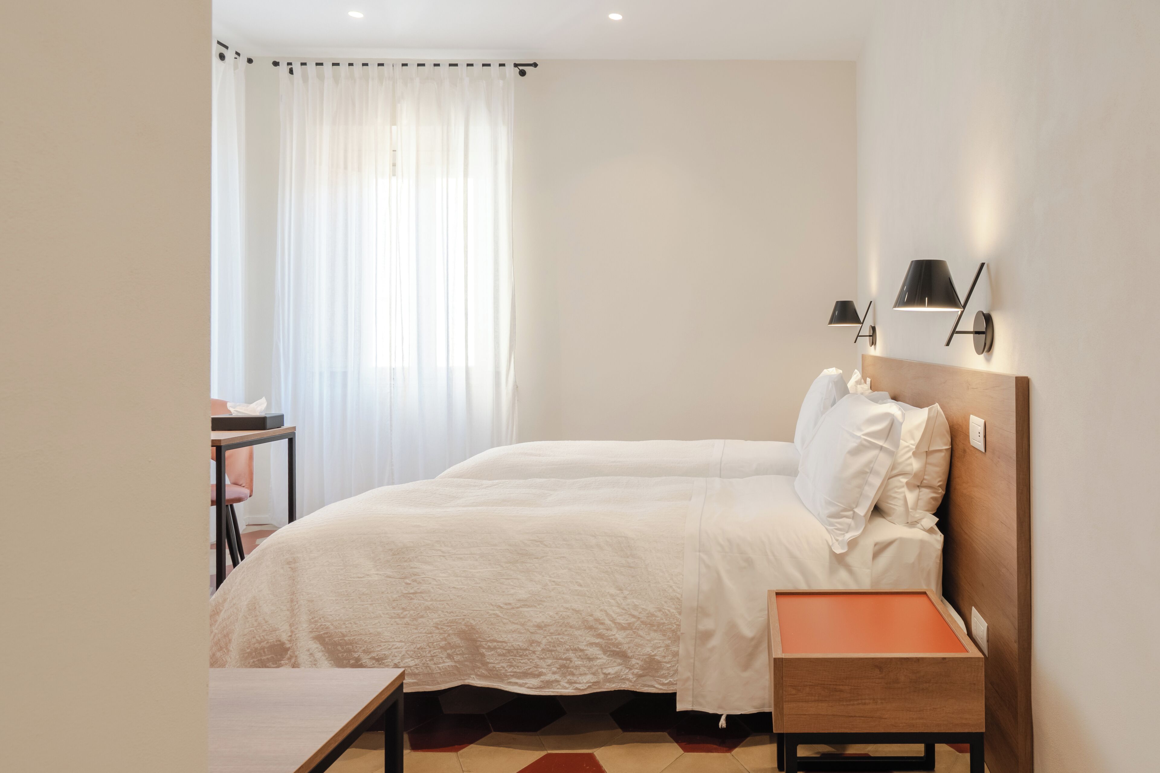 Habitación Confort | Caja fuerte, escritorio, espacio para trabajar con un portátil